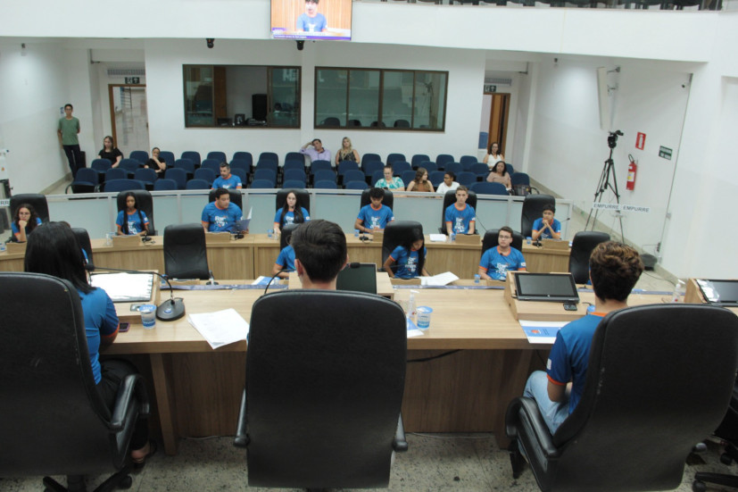 Jovens vereadores estreiam atividades no Parlamento Jovem 2025/2026