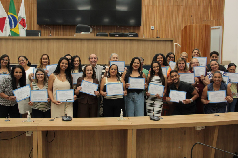 Câmara Municipal homenageia servidores da Escola Municipal Dr. Enízio Antônio Viana 